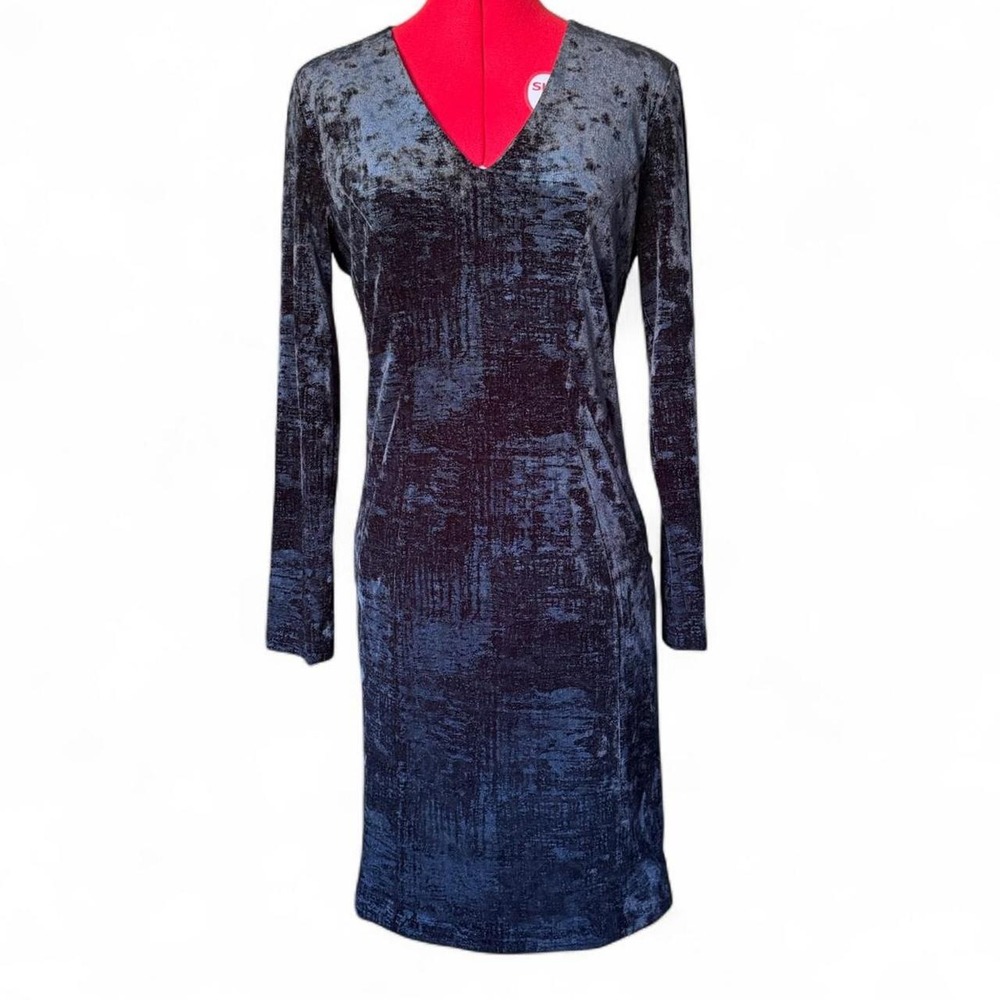 T Tahari navy velvet textured dress with long sleeves and V-neckline Size 8